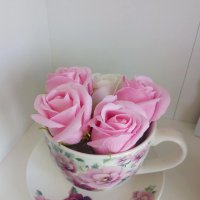 Комплект за подарък голяма чаша с чинийка и 5броя ароматни сапунени рози, снимка 1 - Декорация за дома - 37236736