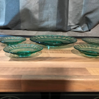 Зелена голяма чиния с 4 БР чинийки, снимка 2 - Чинии - 44557585