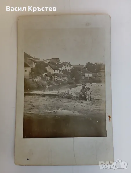 Картичка, 1917 г., Български войник и дете в българско селище, снимка 1