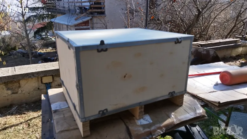 Дървен сандък с метален обков по ъглите 70/62/48см с крака като пале, снимка 1