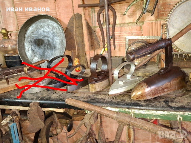 стари ютии и една поставка за ютия.