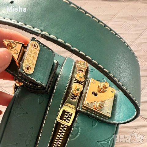 Малка кръгла чанта в тъмно синьо-зелен цвят с интересен дизайн, снимка 3 - Чанти - 54082655