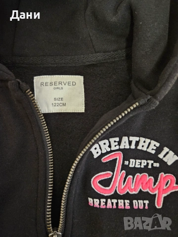 Продавам чисто НОВ оригинален детски суичър Reserved, черен с качулка, снимка 2 - Суичъри - 53090907