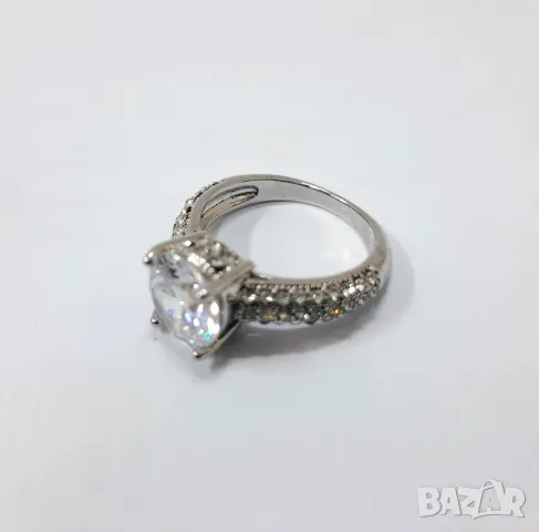 Пръстен с бели топази