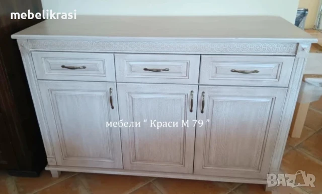 Скрин с 3 чекмеджета и 3 врати-масив!Състарен с патина.