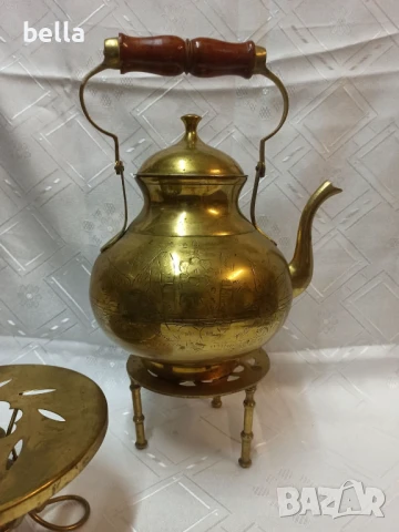 Бронзов голям чайник ,ръчна изработка -калайдисан отвътре ръчно гравиран, поставкан и спиртник, снимка 3 - Антикварни и старинни предмети - 50747831