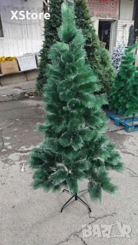 Заснежена елха с метална стойка