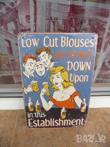 Метална табела бира ниско деколте привлича погледите бар    