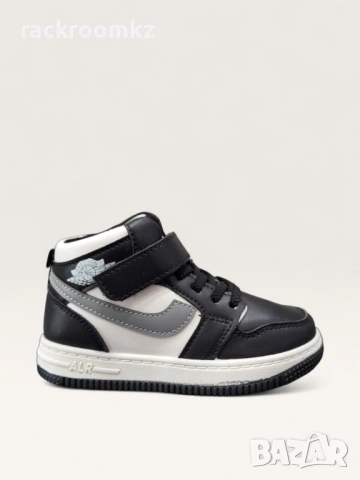 Високи детски кецове в черно и бяло с лепенка P693 black/white