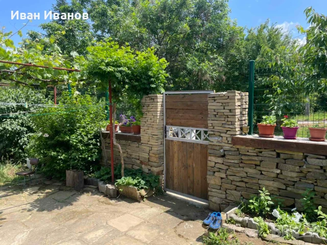 Къща с двор в с. Медвен общ. Котел Сливен, снимка 1