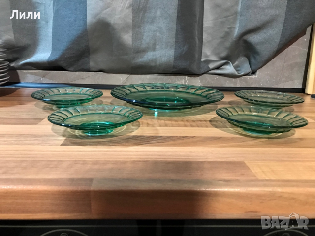 Зелена голяма чиния с 4 БР чинийки, снимка 2 - Чинии - 44557585