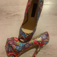 Дамски обувки с цветя Moschino модел лукс, снимка 2 - Дамски обувки на ток - 35457166