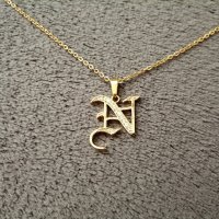 Колие с висулка латинска буква "N" в златист цвят, снимка 4 - Колиета, медальони, синджири - 42245126