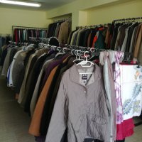 Продавам дрехи втора употреба и оборудване за магазин, снимка 2 - Оборудване за магазин - 31941355
