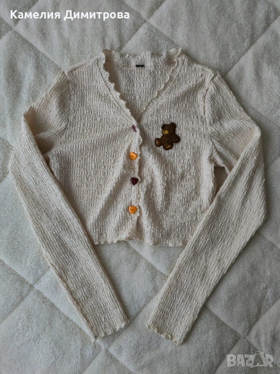 Къса кремава блузка с мече и цветни копчета, снимка 1