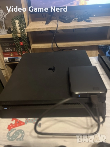 PS4 500GB + 4TB външен + 4 джойстика | Идеално състояние | Само РАЗМЯНА, снимка 2 - PlayStation конзоли - 56060625