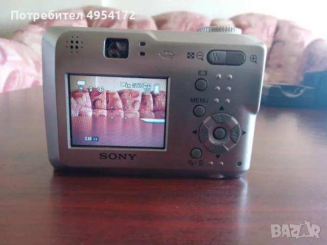 Sony Cyber-shot DSC-S80.