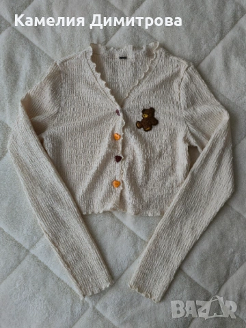 Къса кремава блузка с мече и цветни копчета