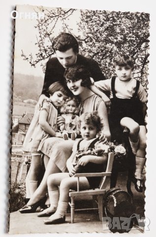Стара черно-бяла семейна снимка картичка 1935, снимка 1 - Други ценни предмети - 44144525