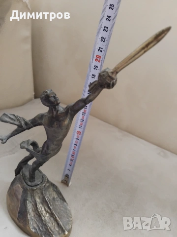 Бронзова статуетка Гагарин към звездите , снимка 1 - Антикварни и старинни предмети - 54080819