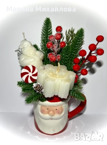 Коледни чаши със свещи и коледни декорации