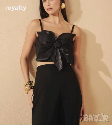 Дамски черен топ с ефектно черно цвете 