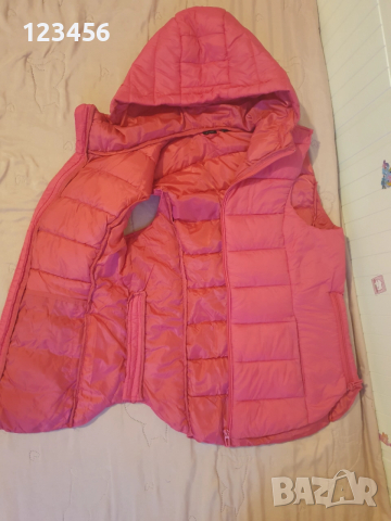 Дамска грейка нова ватиран елек с качулка размер S цвят циклама, снимка 4 - Елеци - 52703326