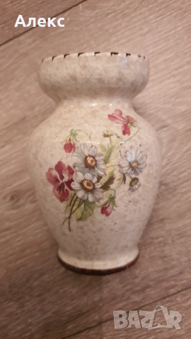 Стара керамична ваза, ръчно изработена, маркирана.