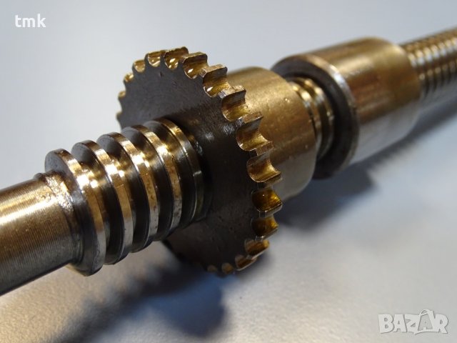 Винт с гайка за фреза L-690 ф22, снимка 2 - Резервни части за машини - 40134106