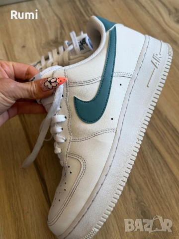Оригинални бели кецове NIKE AIR FORCE 1 '07! 42,5 н, снимка 2 - Кецове - 52179775