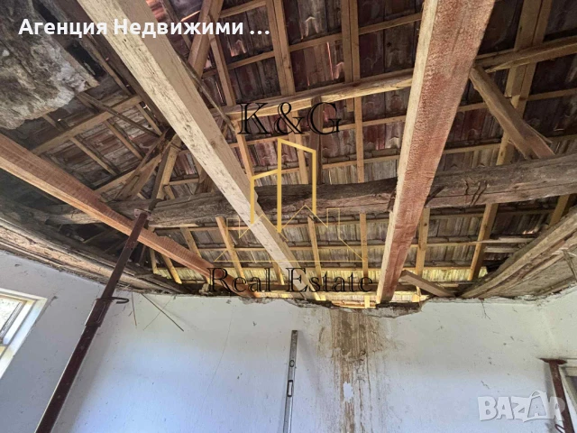 Двуетажна тухлена на гредоред къща в с. Осенец , снимка 4 - Къщи - 50970192