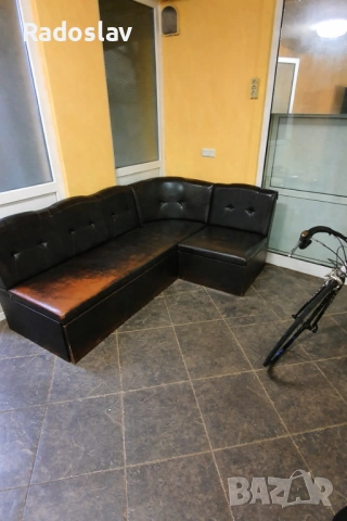 Черен, кожен, разтегателен диван