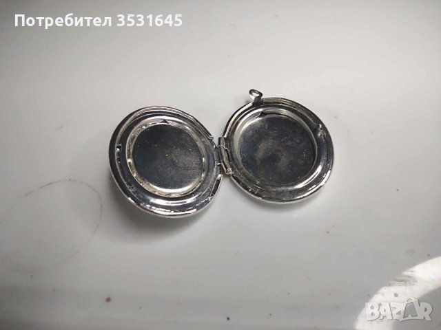 Много нежен дискретен и красив медальон за врат, снимка 2 - Колиета, медальони, синджири - 42763407