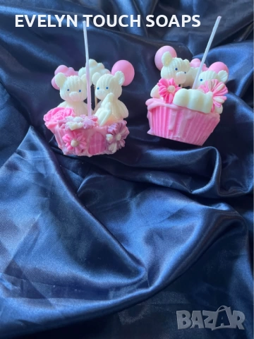 Свещ „Мечета с балони“ – в розова капкейк основа