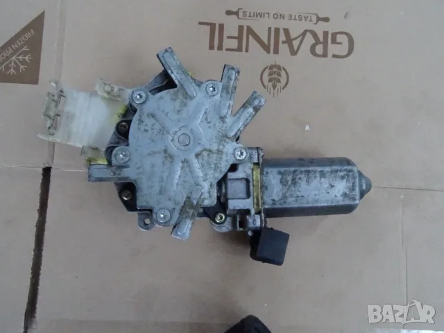 Моторче стъклоповдигач задна врата Land Rover Freelander 1, снимка 4 - Части - 56133462