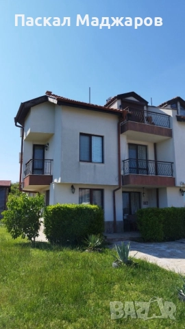 Триетажна жилищна сграда с дворно място и лятна кухня