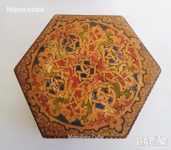 Шестоъгълна дървена кутия, пирографирана и оцветена, 1936/37 г., снимка 4 - Антикварни и старинни предмети - 55974984