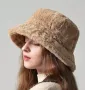 Дамска пухкава шапка в кафяв цвят, снимка 1