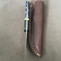 Ловен нож от Дамаска стомана дръжка смола и месинг кожена кания, снимка 5 - Ножове - 44745235