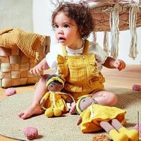 Нова Kaloo Tendresse Наоми 25см - Платнена Кукла в Жълта Рокля, снимка 4 - Кукли - 42726258