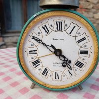 Стар настолен часовник будилник Янтар,Jantar, снимка 2 - Антикварни и старинни предмети - 33960012