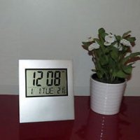 Голям настолно-стенен мултифункционален електронен часовник с аларма, календар, температура и много , снимка 1 - Други стоки за дома - 34899664