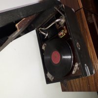 Стар грамофон, снимка 1 - Антикварни и старинни предмети - 29941883