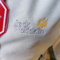 Продавам нов красив качествен дамски полар с мембрана, уиндстопър Jack Wolfskin , снимка 11 - Блузи с дълъг ръкав и пуловери - 36578507
