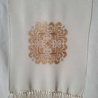 Ръчно бродиран копринен шал с български мотив , снимка 2 - Шалове - 31068717