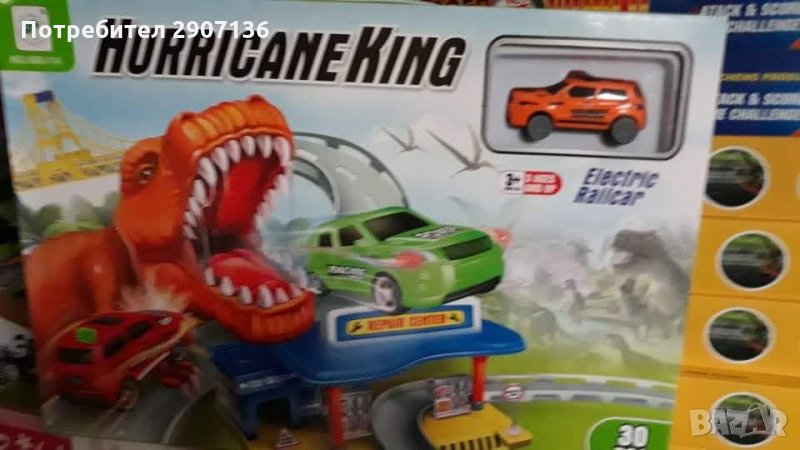 ПИСТА И КОЛА С БАТЕРИИ ,ДИНОЗАВЪР НА ПЪТЯ НА ПИСТАТА,КОЛАТА МИНАВА ПРЕЗ НЕГО, снимка 1