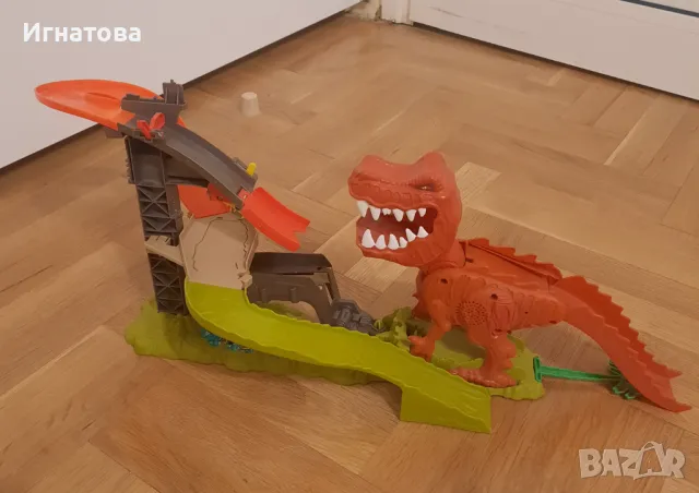 Страхотна игра T-Rex Hot Wheels писта за колички