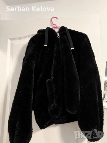 Черно пухкаво яке с качулка – Bershka