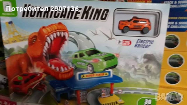 ПИСТА И КОЛА С БАТЕРИИ ,ДИНОЗАВЪР НА ПЪТЯ НА ПИСТАТА,КОЛАТА МИНАВА ПРЕЗ НЕГО