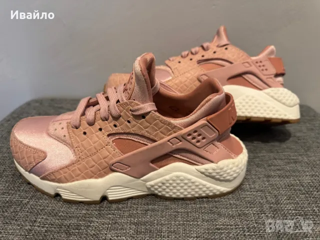 NIKE Wmns Air Huarache Run Premium.